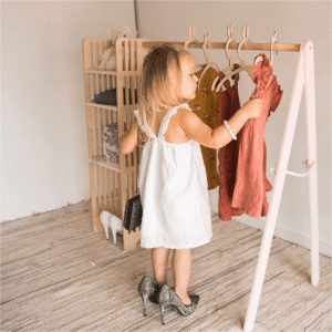 Houten open kledingrek voor kinderen met opbergplanken, 116 × 104 cm - op kinderhoogte